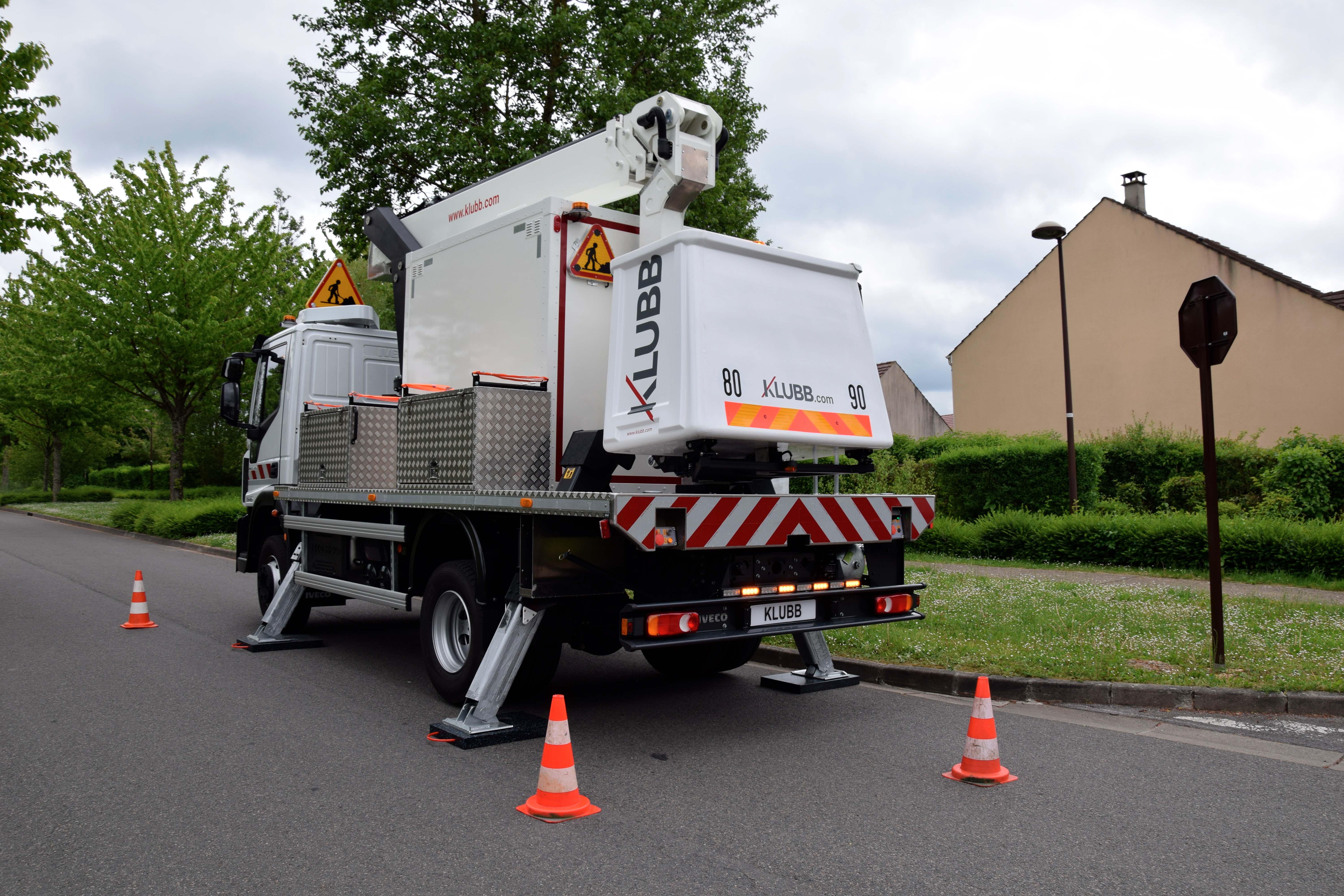 Aerial platforms with and without outriggers: what are the differences?